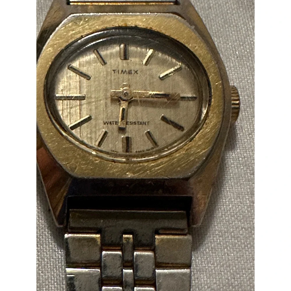 Vintage Timex Women's Watch Gold Tone Water Resistant‎ Analog Wristwatch